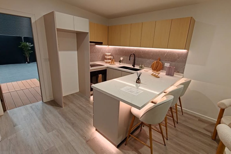Kitchen and breakfast bar